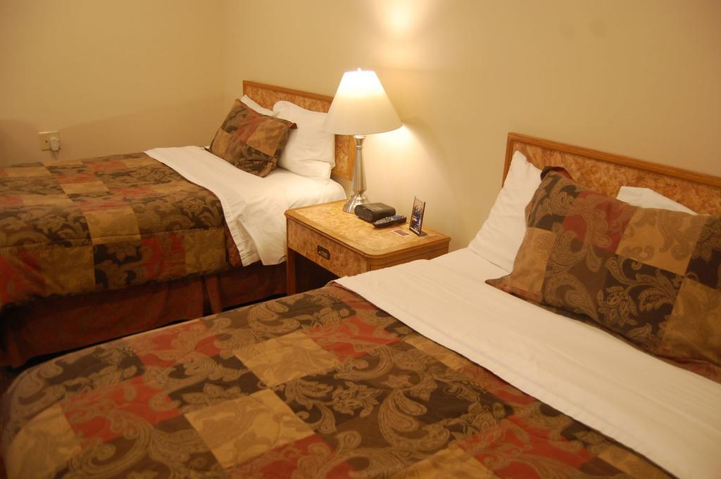 Barons Motor Inn Carleton Place Room photo