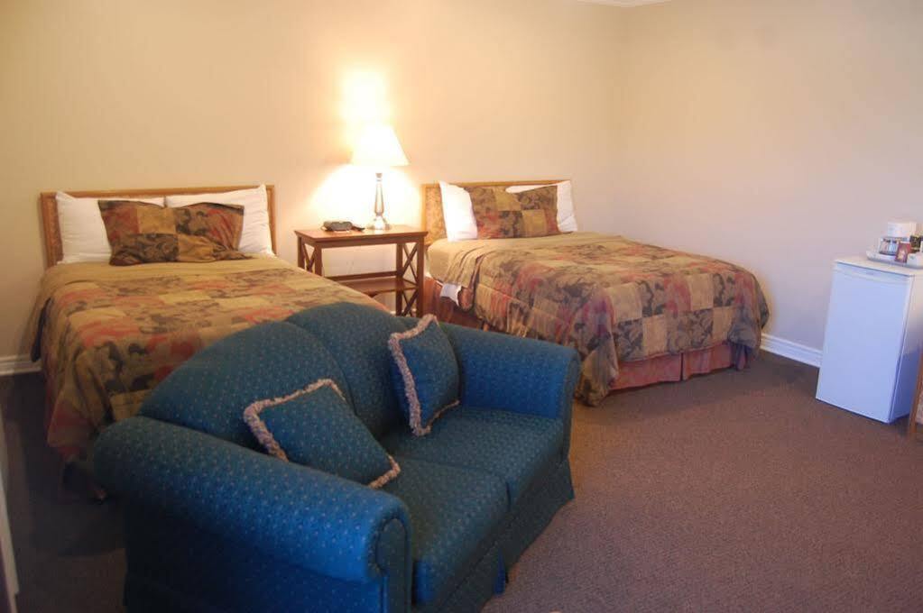 Barons Motor Inn Carleton Place Exterior photo